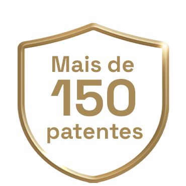 Escudo dourado com o texto 'Mais de 150 patentes', destacando a inovação por trás dos produtos Colgate Total.