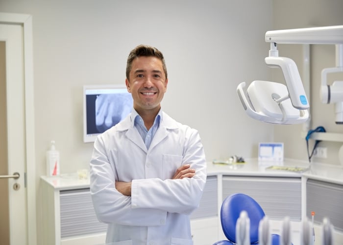 Dentista em consultório odontológico