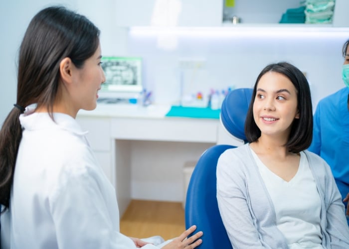 Dentista conversando com sua paciente
