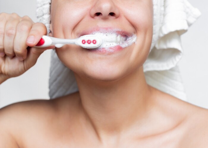 mulher escovando os dentes mulher escovando os dentes