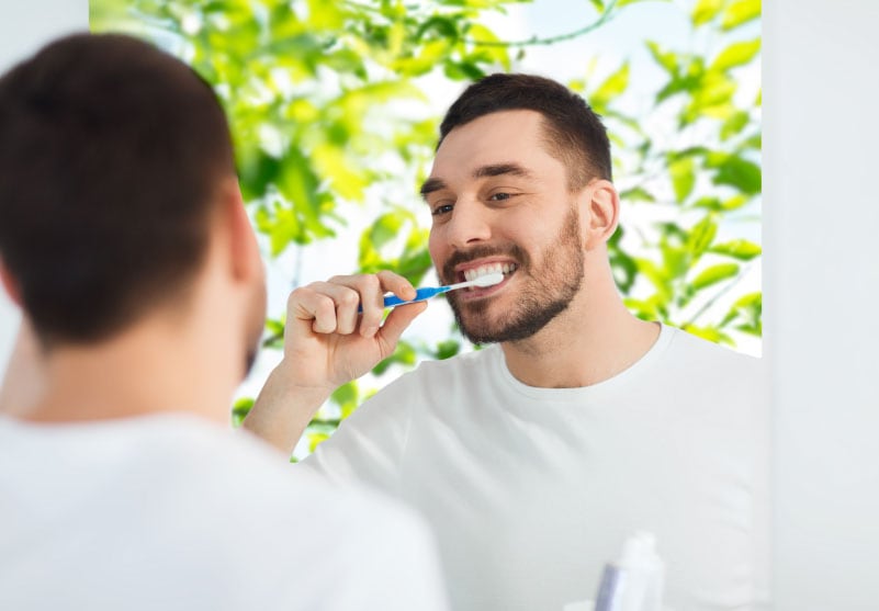 homem escovando os dentes