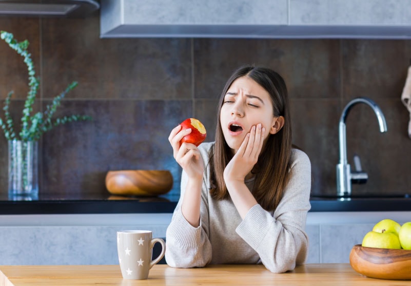 Paciente com dor de dente ao comer uma maça