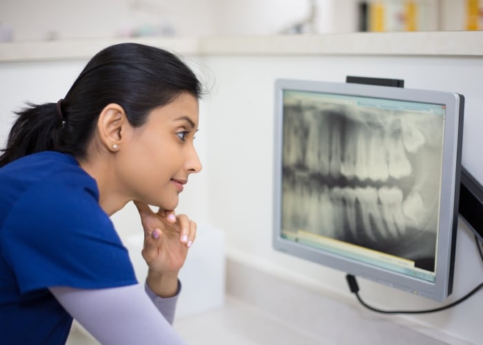 Dentista avaliando radiografia panorâmica