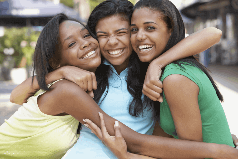 grupo de adolescentes sorrindo