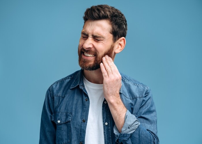 Homem com sensibilidade dental