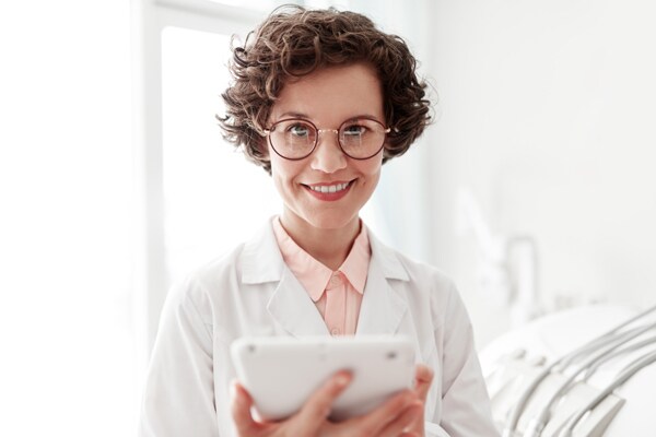 mulher segurando tablet e sorrindo mulher segurando tablet e sorrindo