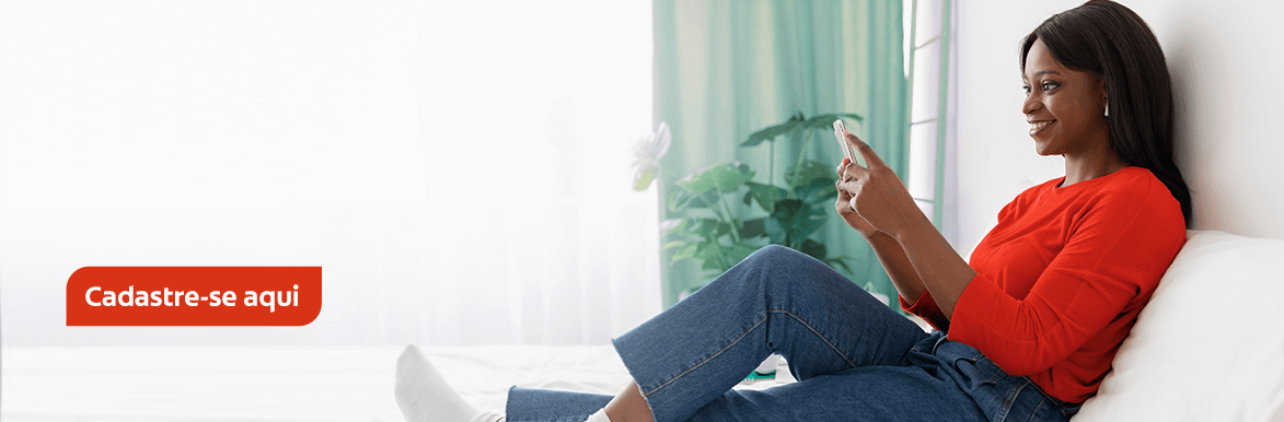 mulher sorrindo enquanto usa celular